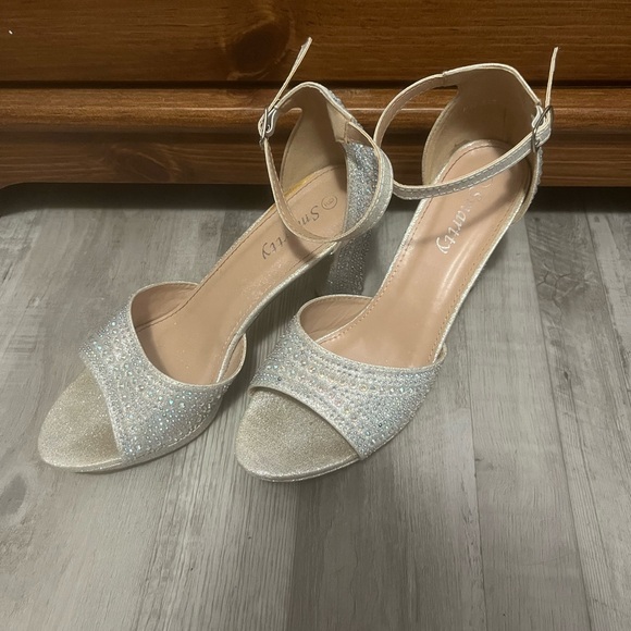 Size 9 heels - Picture 2 of 3